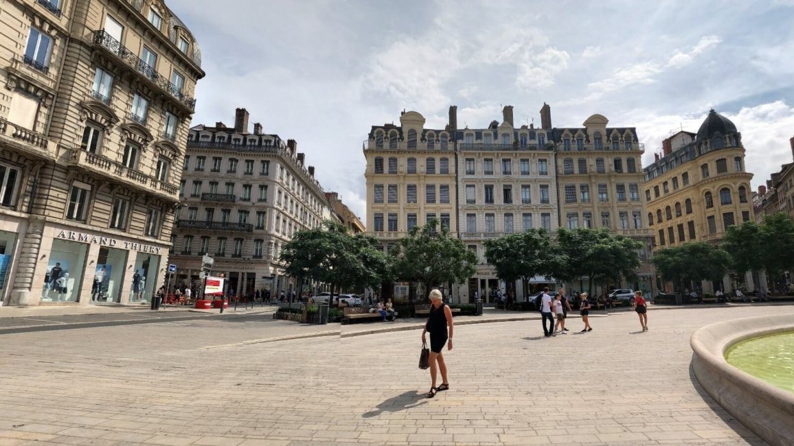 passants et promeneurs sur la place des jacobins a lyon