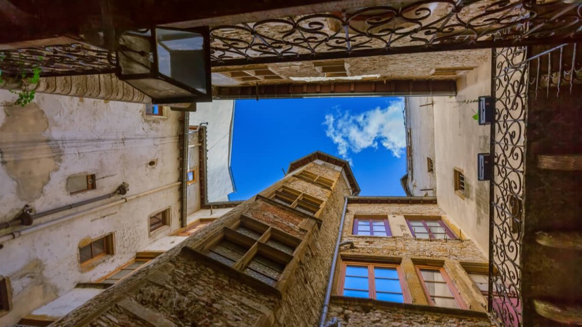 puit de jour offert par une cour de traboule dans le vieux lyon