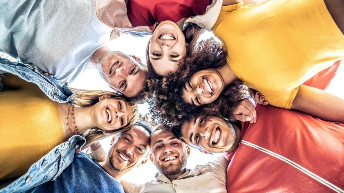 groupe etudiants souriants en cercle