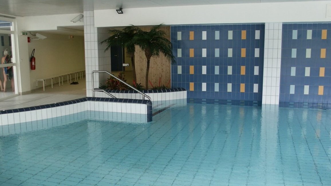 bassin interieur spa chauffee centre aquatique escapad saint laurent chamousset