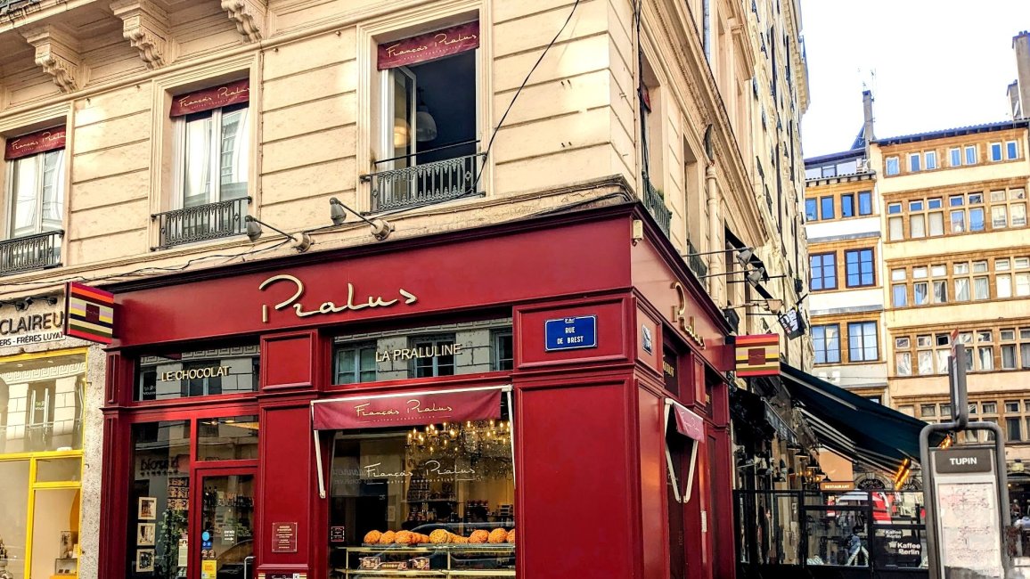 Boutique de confiserie Pralus à l’angle des rues de Brest et Tupin
