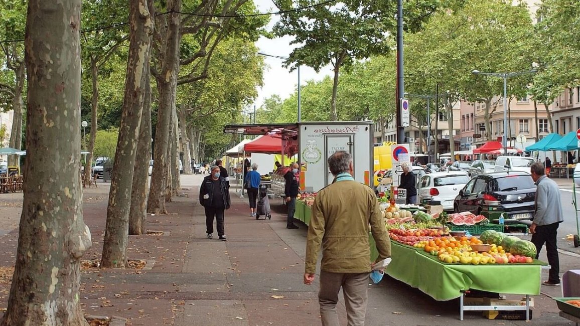 etales fruits et legumes sur le marche de lacroix rousse un dimanche a lyon