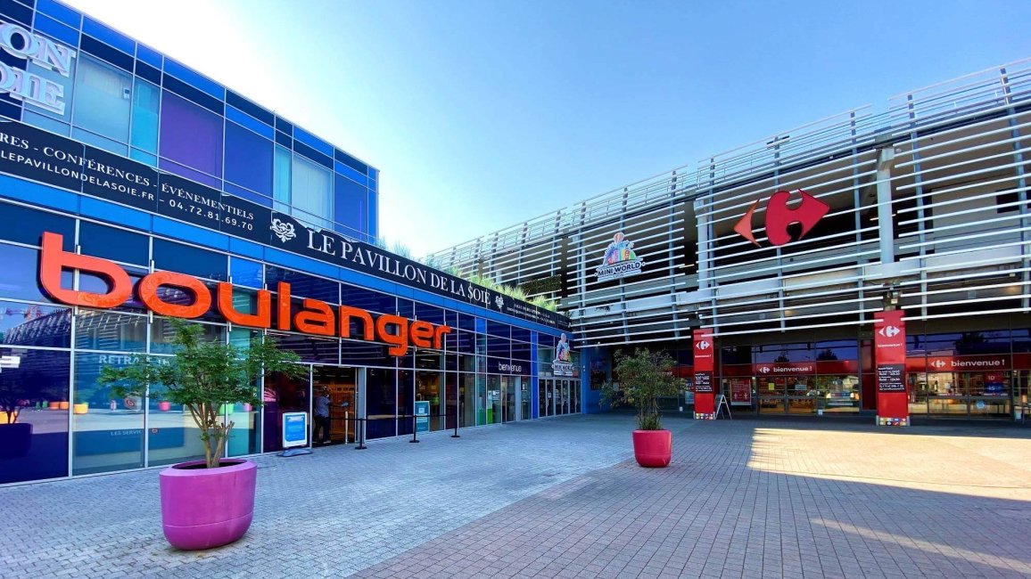 boutiques carrefour et boulanger au centre commercial carre de soie a lyon