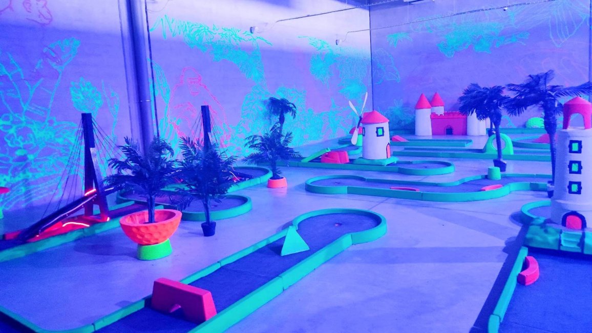 parcours de mini golf au bowling des lumieres a lyon