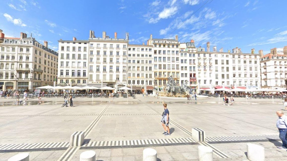 place des terreaux face fontaine