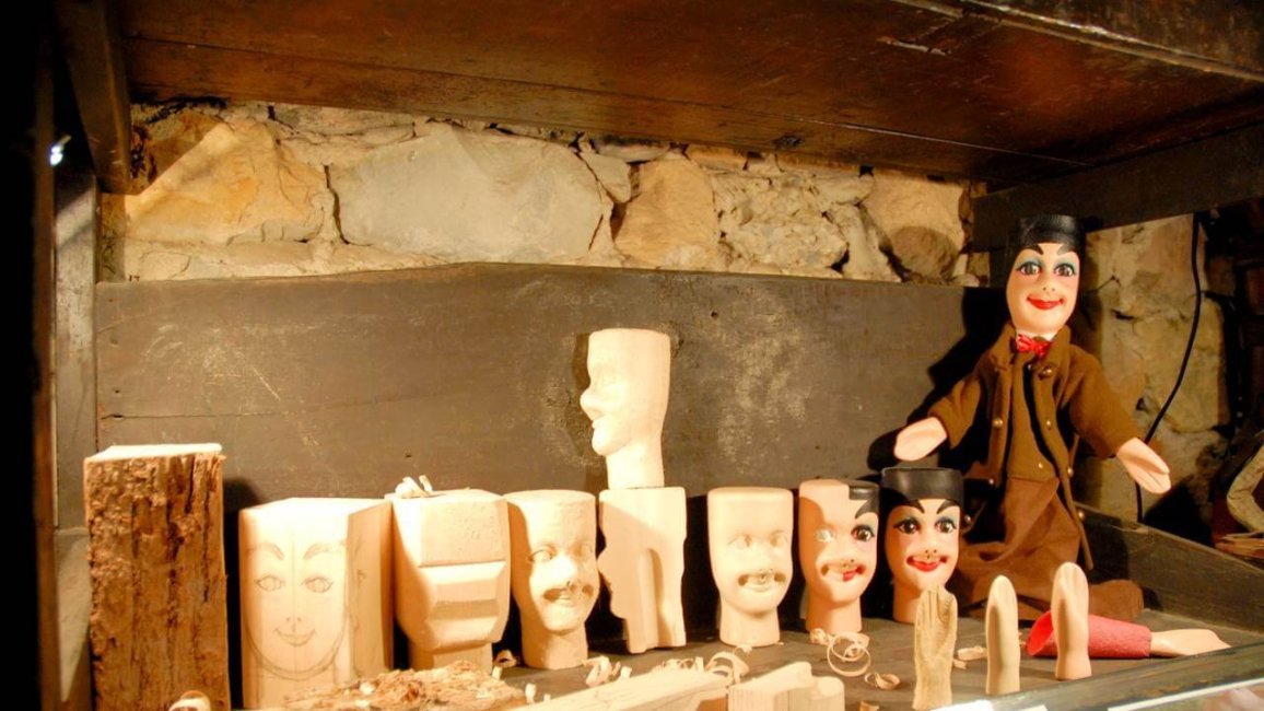 les etapes de la realisation de guignol chez le petit musee de guignol a lyon