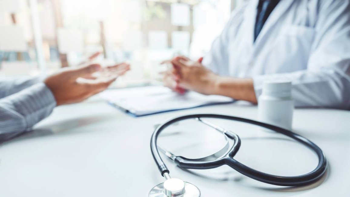 stetoscope pose sur une table de consultation