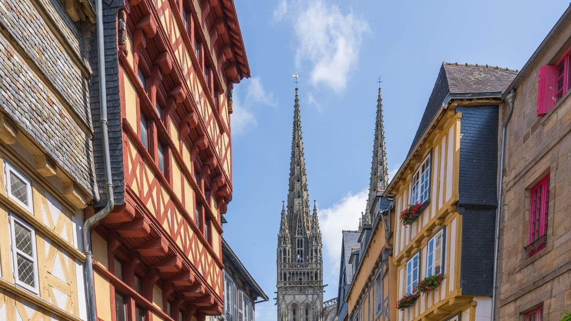 immeubles a collombages et vue sur cathedrale de quimper