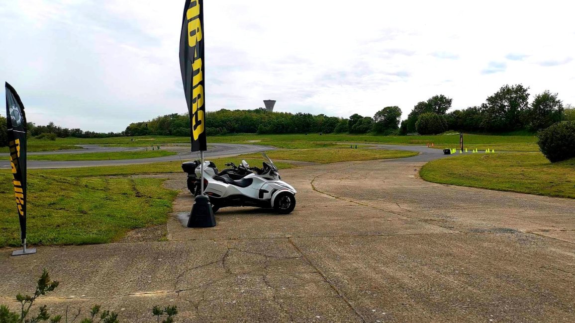 la piste du circuit auto de thurigneux a lyon