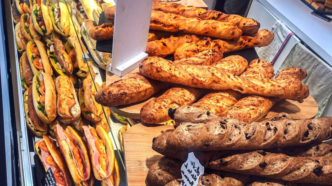 Boulangerie locale&nbsp;: Pains artisanaux, sandwichs et salades variés