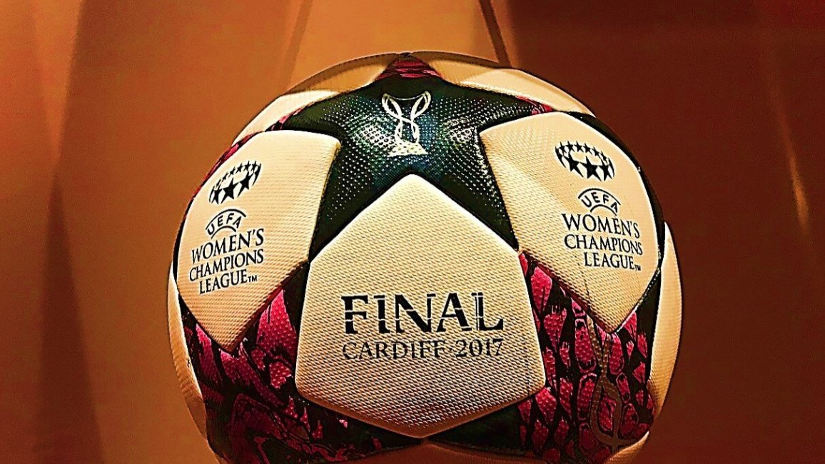 ballon de la finale de la ligue des champions feminine uefa dans le musee de olympique lyonnais