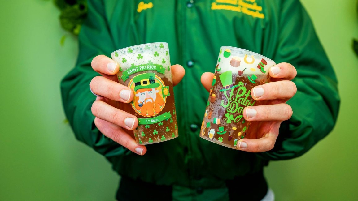 gobelets specialement realises a l occasion de la saint patrick par gobelets com wobz a lyon