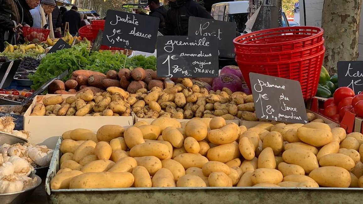 etale pommes de terre sur marche du boulevard de la croix rousse a lyon