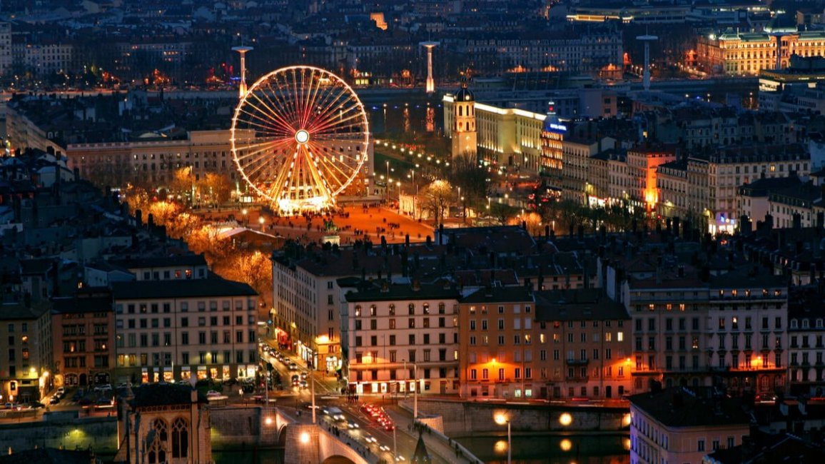grande roue sur la place bellecour illuminee la nuit
