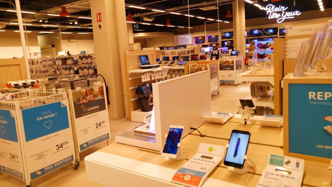 magasin hi tech a l interieur du centre commercial carre de soie a lyon