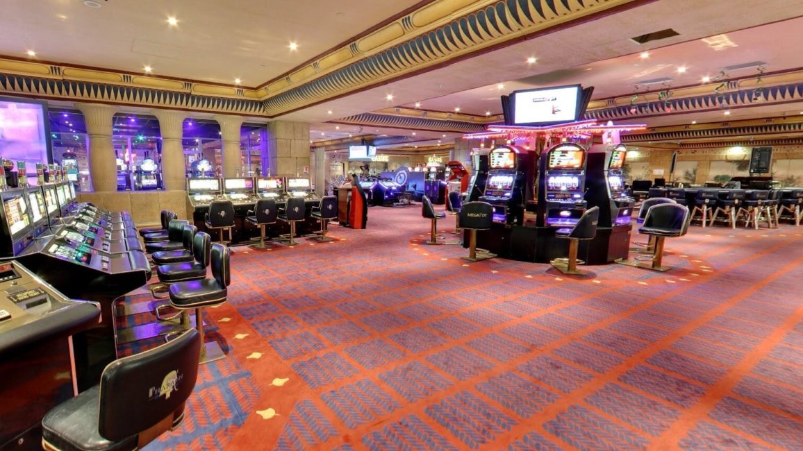 immense salle des machines a sous au casino lyonnais le pharaon