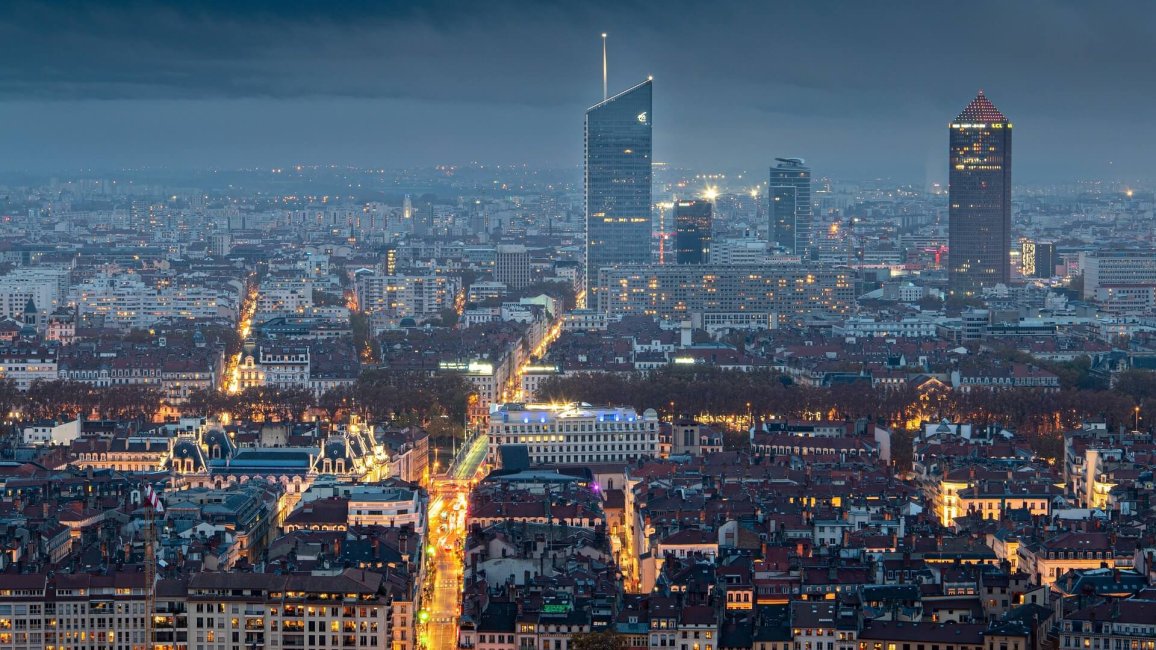 vue plongeante sur les grattes ciels de la part dieu illumines la nuit