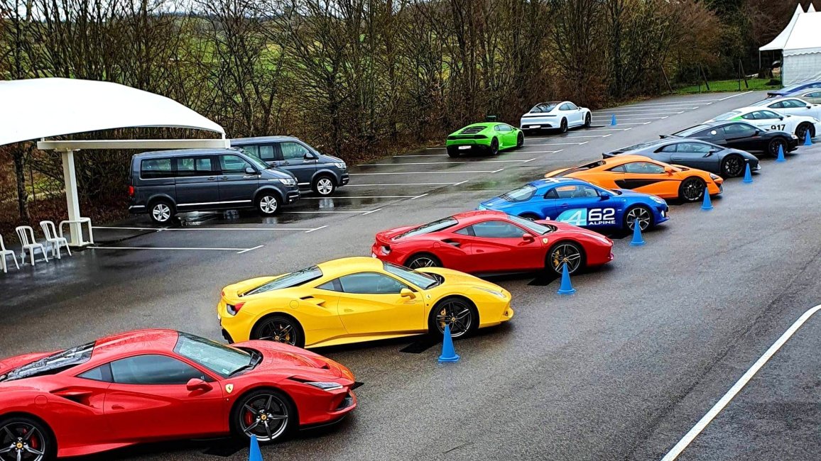 les voitures prenant le depart au circuit du laquais a lyon