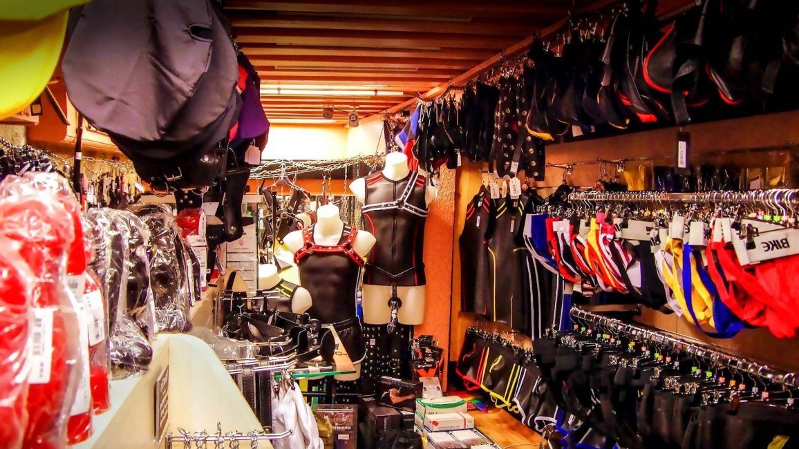 showroom du magasin d accessoires erotiques homme dogklub a lyon