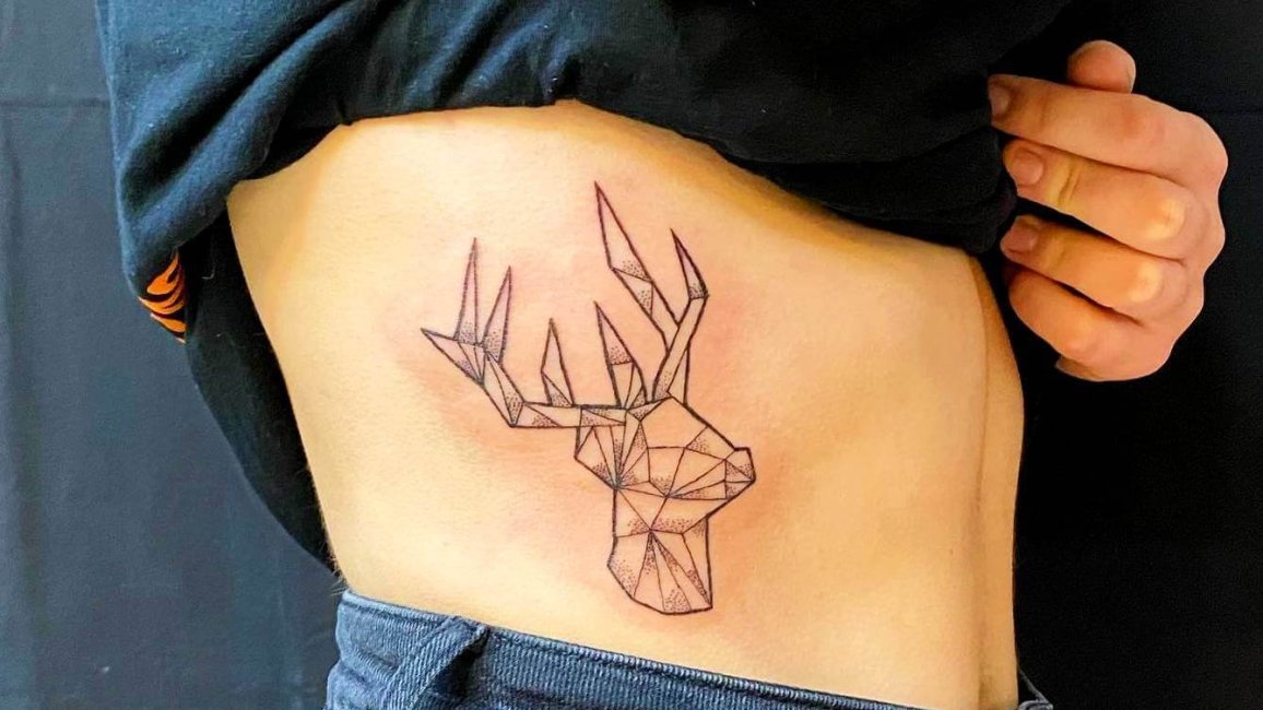 tatouage cerf geometrique sur le flanc signe screaming needle