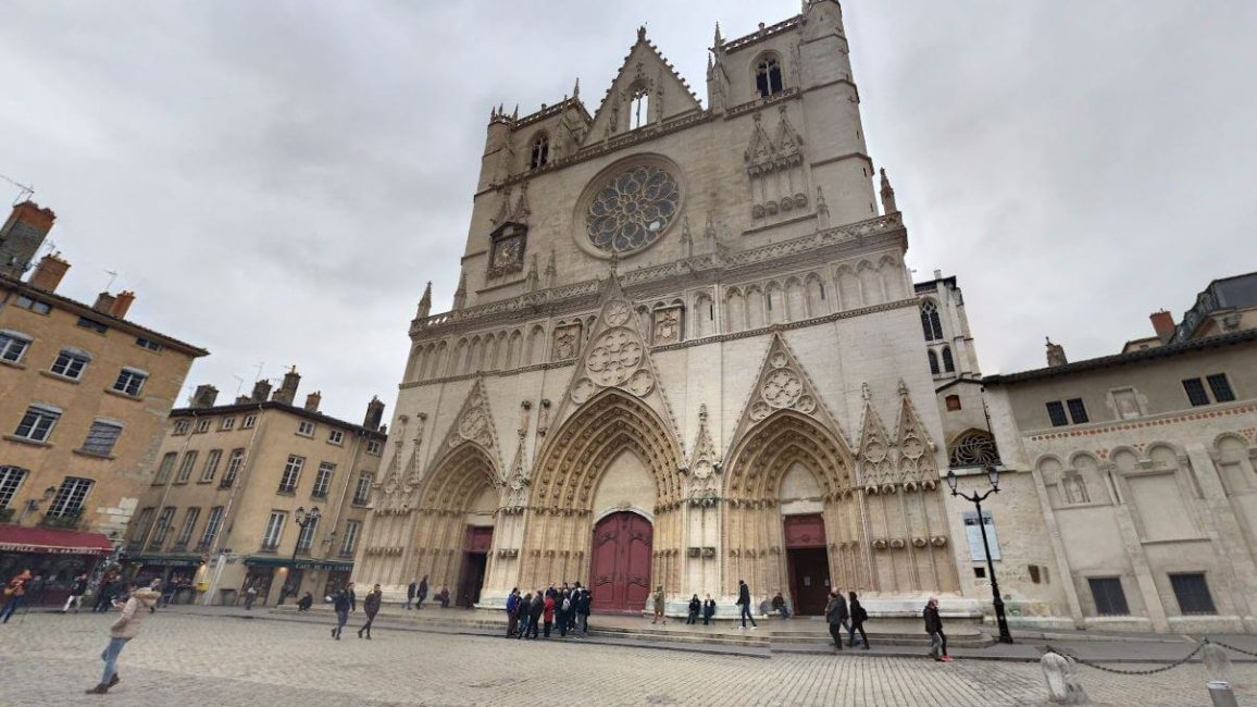 vue ensemble cathedrale saint jean depuis parvis lyon