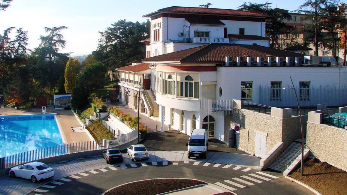 vue d ensemble du casino le lion blanc a saint galmier