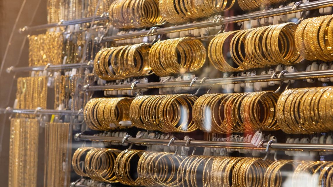 presentoir de bijoux en or dans un comptoir achat vente lyonnais