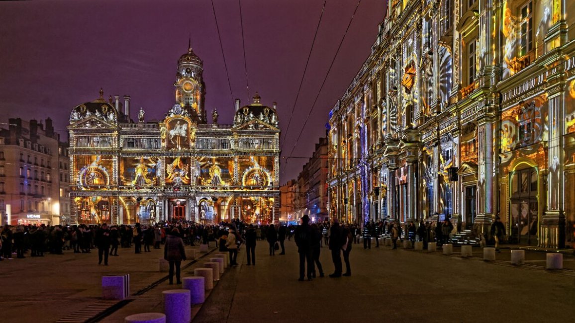 illuminations sur hotel de ville et place des terreaux a lyon
