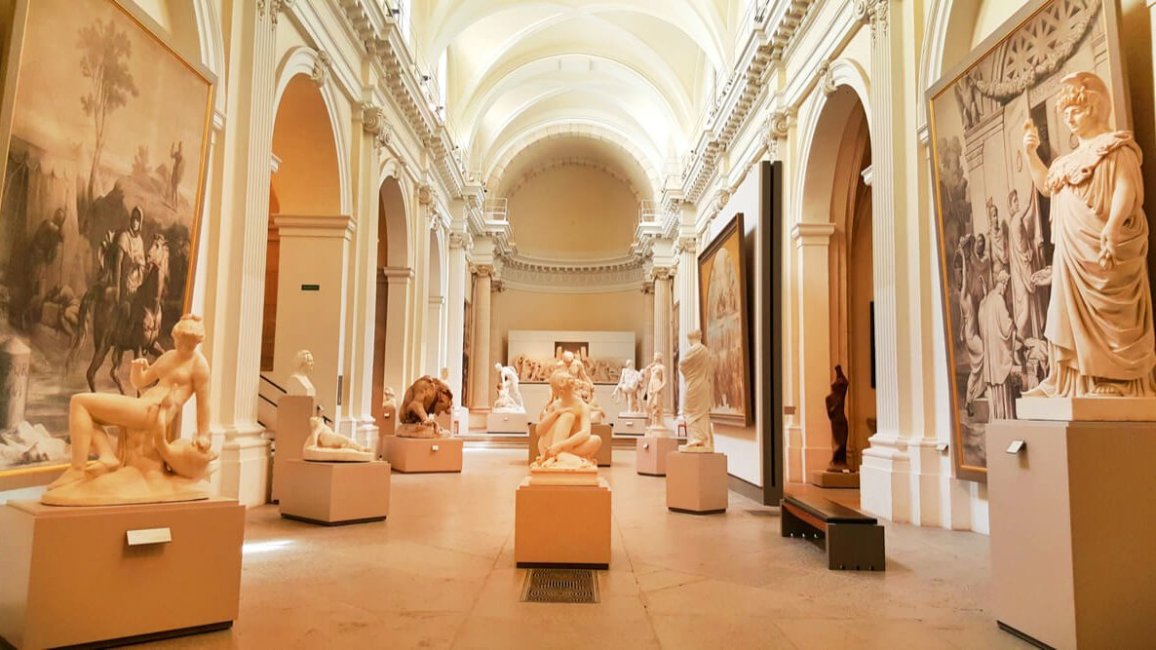 sculptures dans une des galleries du musee des beaux arts a lyon