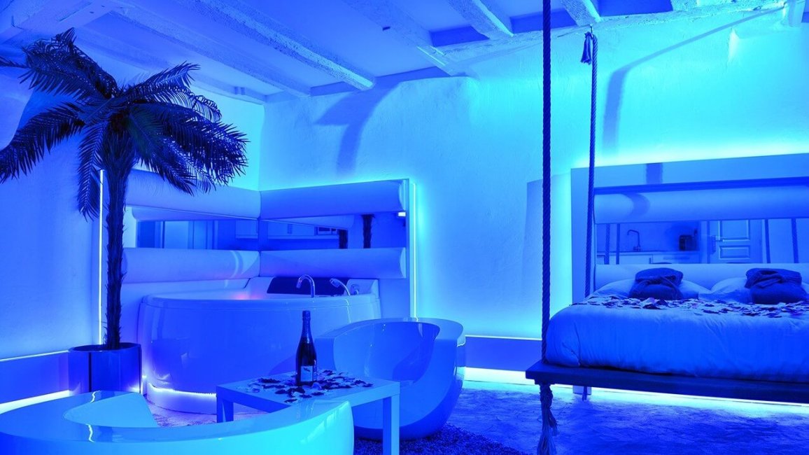 jacuzzi et eclairages d ambiance dans la love room grece spa du vieux lyon