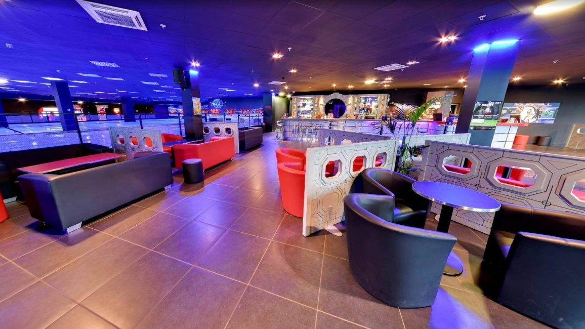hall d entree et espace detente du metropolis bowling laser a lyon