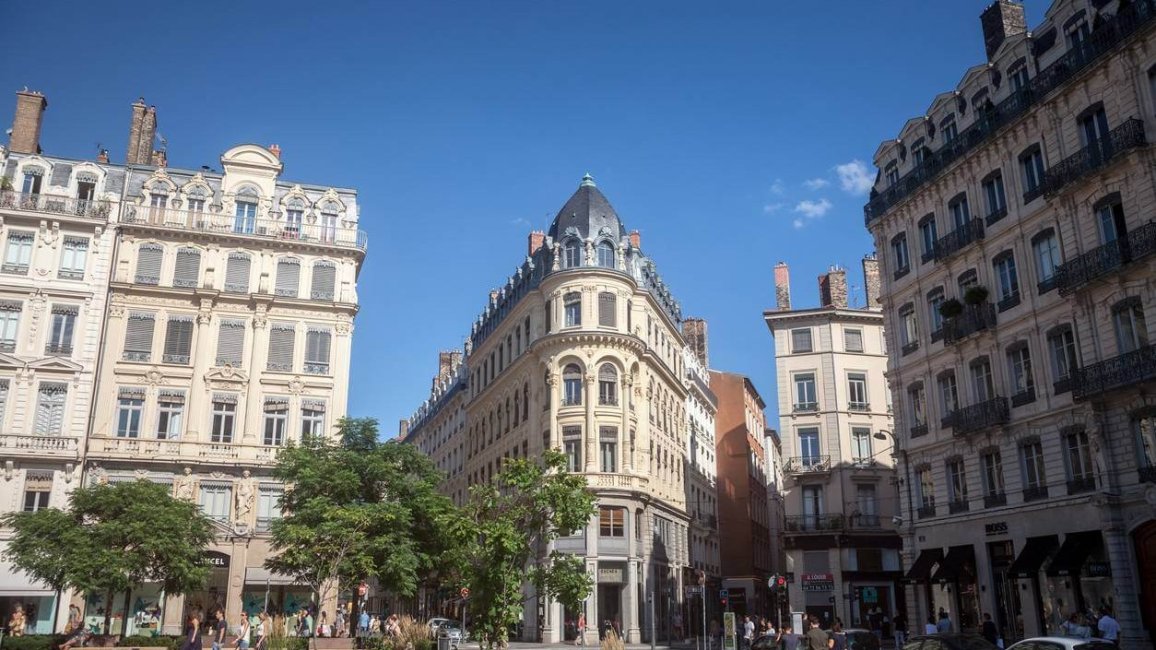 bel immeuble hausmanien en angle sur la place des jacobins a lyon