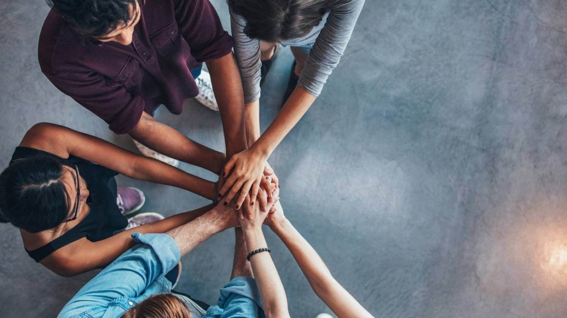 etudiants en groupe qui se joignent les mains