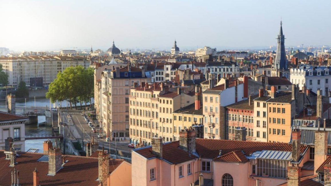 jolies facades dorees immeubles du vieux lyon