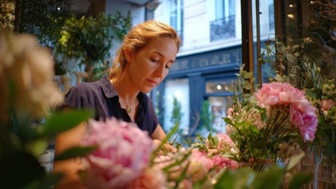 fleuriste lyonnaise realisant une composition pour une livraison