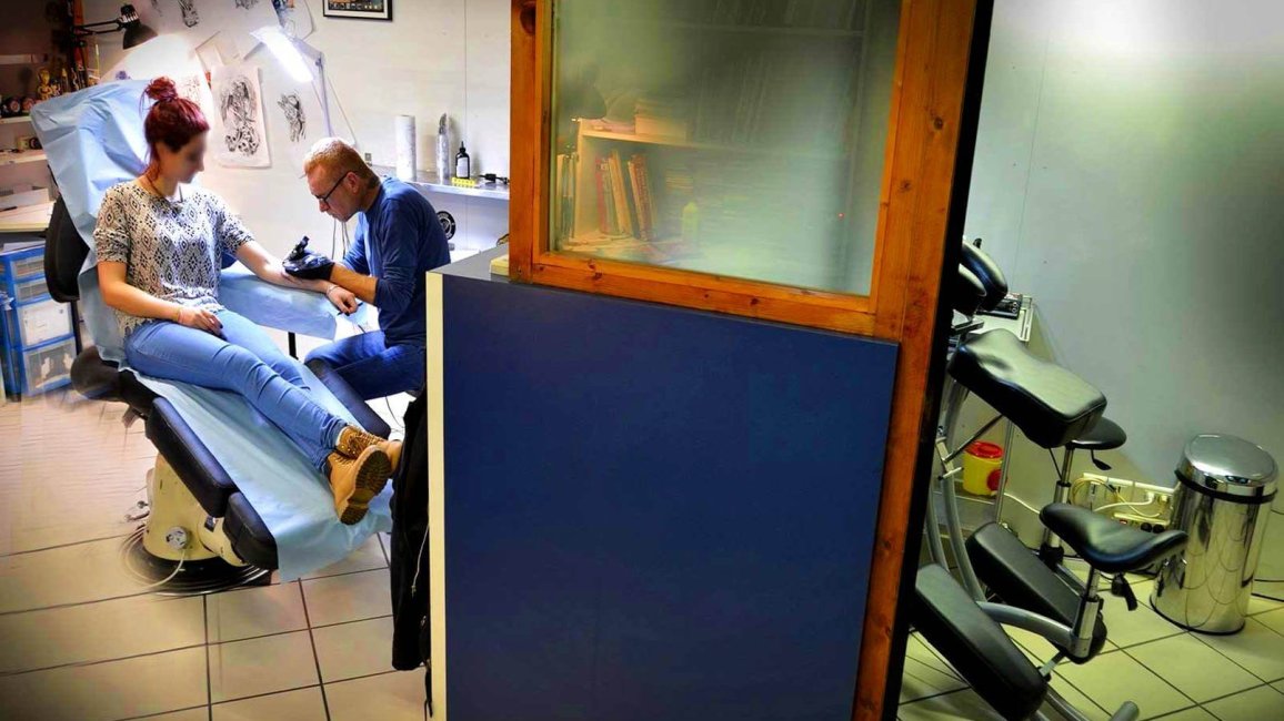 tatoueur professionnel en pleine seance chez screaming needle a lyon