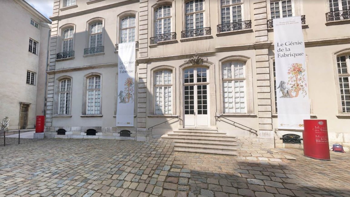 cour pavee du musee des tissus et des arts decoratifs de lyon