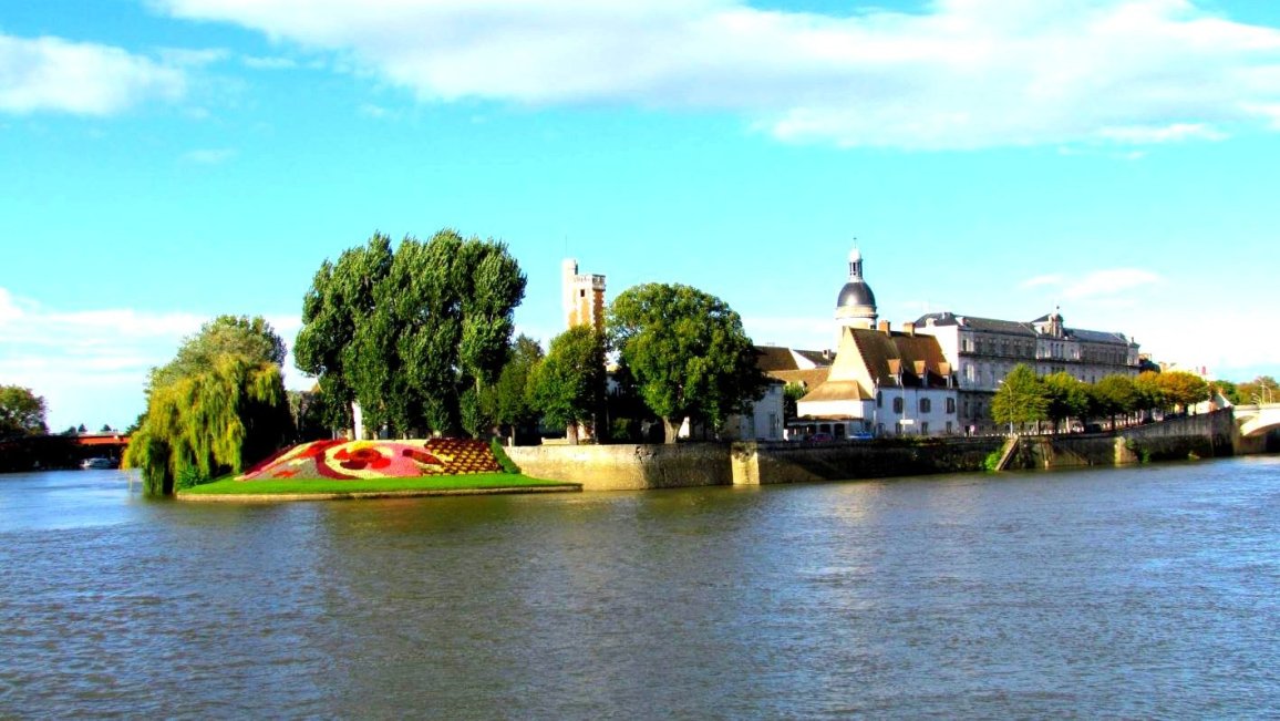 vue sur l ile de saint laurent sur saone