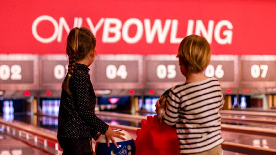 des enfants qui jouent au bowling chez onlybowling lyon la cotiere