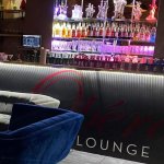 comptoir et canapes de velours dans le bar a chicha opera lounge a lyon