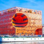 peniche a quai devant cube orange lyon confluence