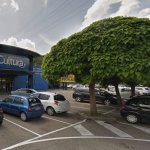 entree et parking du magasin de loisirs creatifs cultura a givors