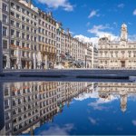 reflet hotel de ville de lyon depuis plan eau place des terreaux
