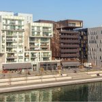 monolithe lyon confluence entourre immeubles residentiels modernes