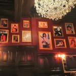 decoration murale avec affiches de chanteurs de variete dans le bar idole des jeunes a lyon
