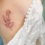 tatouage fleur et texte realise au salon encre toi et moi a lyon