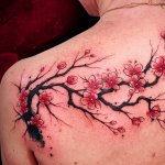 tatouage floral au dos realise par nox tatouage a lyon