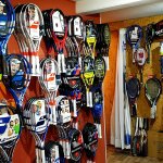 les raquettes et balles de tennis mis en vente au magasin horizon sports a lyon