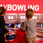 des enfants qui jouent au bowling chez onlybowling lyon la cotiere