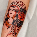 tatouage colore femme au bras realise au salon paul northe tattoo a lyon